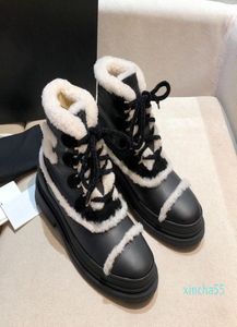 연동 양모 발목 눈 부츠 시어링 로고 전투 부츠 둥근 발가락 Laceup Martin Block Low Heel Booties 고급 디자이너 S1051127