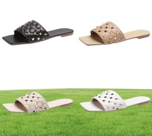 2021 Kvinnors nit glider Summer Square Toe Flat Sandal Sexig vadderad quiltad Slipper Stud Black White Leather Slipon Mules Shoes GR09935425