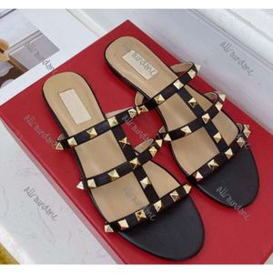 Desinger Sandals Women Flat Beach Rivets Slipper Luxury Brand Peep Tee Sexy Nude Black Red White Gold Silmer Summens Sandal Size 34-44