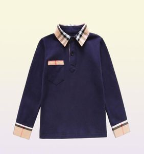 格子縞のTシャツ2020 Ins New Boy Kids Leng Sleeve Lattice Splicingターンダウン格子縞の襟高品質の綿の子供秋エレガントT 1956746