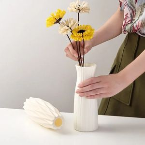 1PCノルディックプラスチック花瓶フラワー用シンプルな小さな新鮮な植木鉢収納ボトルリビングルームモダンホームデコレーション装飾品