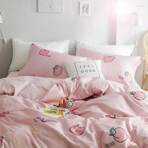 Sängkläder sätter mode 4st/set söt persika tema Bekväm bomullsuppsättning Bädd för kvinnor Kawaii Girl täcke omslag