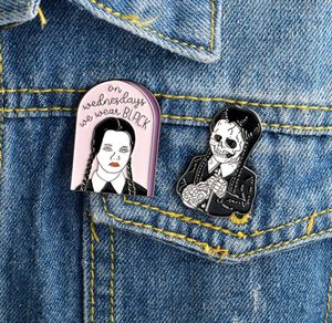 ADDAMS -familjen inspirerade onsdag Addams Dark Emalj Pins Badge Denim Jacket smycken gåvor broscher för kvinnor men6309123