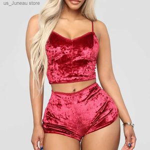 Grundläggande avslappnade klänningar Heta kvinnor 2 -stycken Set Velvet Slpwear Sexig Spaghetti -rem Shorts Pyjamas Suit Ladies Casual Slpwear Female Pyjama Party Set T240412