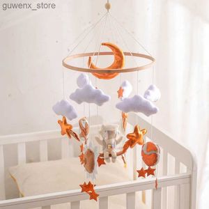 Mobiler# CRIB MOBILT TRÅ BABY RATS Mjuk filt Ytter Space Astronauter Bell Bell Newborn Music Box Hanging Toys Crib Bracket Baby Gifts Y240412