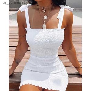 Grundläggande avslappnade klänningar Trendiga solid remmar korta vita klänningar från axel sexig kjol pullover mantel mini sommarstrand kvinnlig västklänning t240412