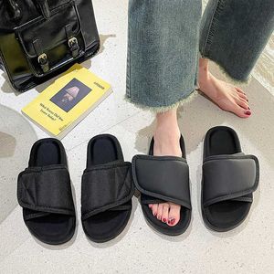 Slippers Thick soled slippers for men and women same style summer outings 2023 new niche internet red bread fashion home anti slip explosive outdoor wear H240412