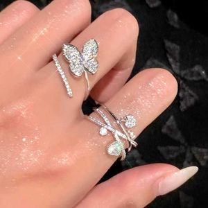 Anello di farfalla con diamanti full gruppo per donne amore alla moda e personalizzato e lussuoso set super scintillanti design argento ad anello di dito indice aperto