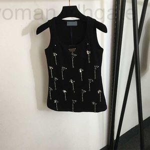 Kvinntankar Camis Designer 2024 Tidig vår Ny triangeljärnmärke Heavy Industry Nail Pärlor Water Diamond Teardrop Pendant Decoration Slim Fit Tank Top VK8F