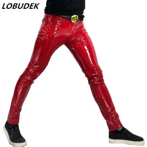 Pants Mężczyźni Shinny pu skórzane spodnie czerwone ciasne rozciągające motocykl spodnie nocne Klub Mężczyzna Hip Hop Singer Tancerz Slim Fit Pants