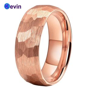 Rose Gold Hammer Ring Tungsten Carbide Wedding Band för män Kvinnor Mångfacetterad Hammered Borsted Finish 6mm 8mm Comfort Fit3931185