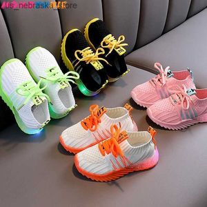 Sneakers Storlek 21-30 Barn ledde med lätt sula baby ledde lysande skor för flickor /glödande upplysta barn pojkar q240412