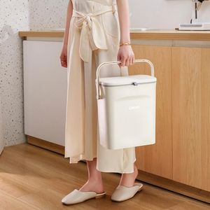Небольшой мусорный компактный костюм для мусорного мусора 9L Кухонный мусор с крышкой, установленной на стене, висящий мусор для шкафов Компост для ванной
