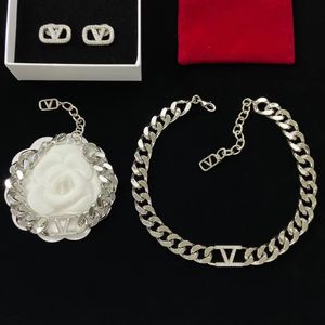 Silver Color Women Designer Choker Halsbandsarmband örhängen Luxury Pendant Halsband Fashion Armband V Letter Set med diamanter