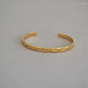 Personalità di nicchia del braccialetto semplice retrò convessa convessa trama martelata trama ottone oro versatile regolabile bracciale sottile per donne