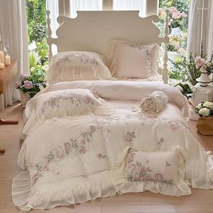Zestawy pościeli Różowe eleganckie kwiaty róży haft haft szyfonowy zestaw Lyocell miękki jedwabisty kołdra arkusz łóżka dopasowane poduszki