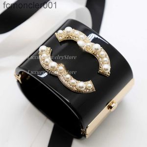 High Quality Acrylic Pearl Buckle Style Wide European Bracelet with a Premium Feel and Versatile for Party Gifts. BS16