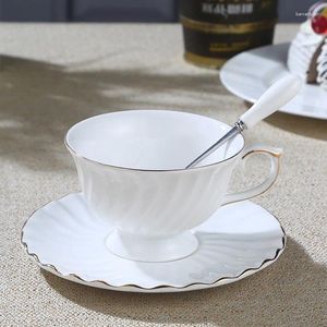 Tazze di tazza di caffè in ceramica europea set ossea creativa in porcellana semplice piattino di tè pomeridiano inglese rossa tazza da tè