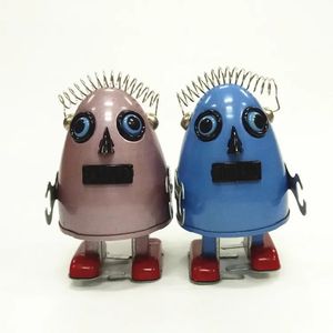 Rolig vuxensamling Retro Wind Up Toy Metal Tin Space Egg Alien Egg-formade robotar Mekanisk urverk Toy Figure Kids Gift 240401