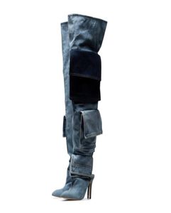 Botas de jeans de joelho da moda Sapatos jeans pontiagudos para mulheres bolso de bolso no salto fino Banquete de pista moderna BONOTO LONGO BOTA2957011