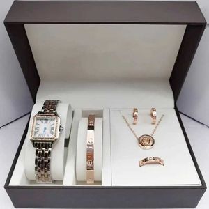 5 pezzi Set Women Fashion Women Orologi da donna vestito in pelle bianca orologio da donna Orecchini con coccole zircone Orologio da polso Orologio da polso Panthere Santo Iced Out orologio