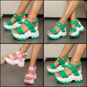 2024 Högkvalitativ designer tofflor Womens Summer Sandals Platform Sandal Platform Svischers Shoes Gai Low Price