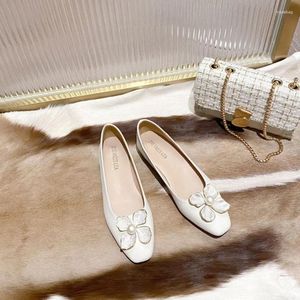 Sapatos casuais de couro normal senhoras calçados de verão pérola sapato noiva branca salto baixo elegante para mulheres 2024 39 Oferecer um