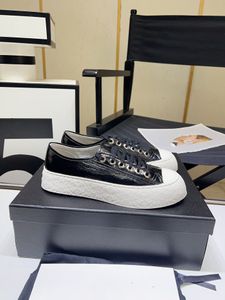 Scarpe casual designer da donna con lusso in gomma e fondi piatti alla moda