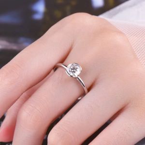 M-Jaja 6.5mm Moissanite Förlovningsring för kvinnor 925 Sterling Silver Round Cut Solitaire Wedding Promise Band Simple Jewelry