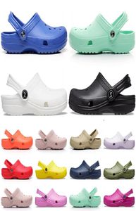 Mężczyźni Women Clog Designer Sandały Slajdy Klasyczne potrójne białe czerwone miękkie miękkie różowe niebieskie zielone zielone buty męskie szpital pielęgniarski 8343635