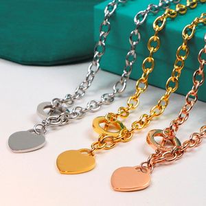 Jóias de colar de luxo para amantes homens mulheres designer de moda pendente de ouro e colar de rosa de rosa Casal Gift No Box