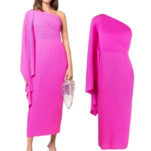 Miyake Piled 2023 Vestido Kadınlar Elbise Londra Tasarımcı Düz ​​Renk Asimetrisi Bir Omuz Uçan Kollu Akşam Prom Robe 240401
