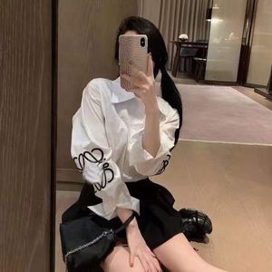 2024 Love bordado Log de couro Branco Camisa branca idade, reduzindo o temperamento Top Maillard Loose Shirt Women's Women's