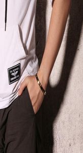 BC Europa personalizada Gold personalizada com pulseira de aço inoxidável preto pulseira de titânio de abertura Hand jóias homens 2839826