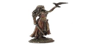 Statue di resina Morrigan La dea celtica della battaglia con la statua del finitura del bronzo della spada di corvo 15 cm per la decorazione della casa H1102239F2076170