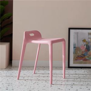 モダンなキッチンの椅子のセットプラスチック製の肥厚したダイニングチェアクリエイティブカラーバースツールスタック可能