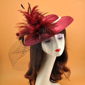 Basker kvinnor eleganta fedoras fascinator hatt med slöja fjäder phillbox pärlor cocktail te party ascot för damer