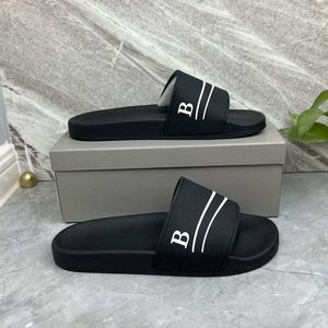 Kauçuk taban tasarımcısı Sandale Terlik Adam Kapalı Yaz Plajı Lüks Ayakkabı Lady Mule Beyaz Sarı Slayt Düz Topuk Kadın Ayakkabı Stripe Sliders Ofis Havuzu Loafer Sandal