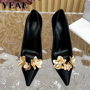 Klänningskor 2024 Luxury Designer Gold Flower Women Pumpar Fashion Silk Party Bankett Point Toe Stiletto High Heel