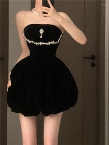 Lässige Kleider Französische Modebotie Little Black Puffy Kleid Perlen sexy Schrägstrich von Schulter Mini -Knospenrock Retro trägerloser Slim