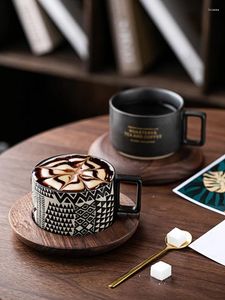 Coffee Pots American Retro Cup e pires com colher de estilo europeu pequeno luxo requintado requintado Cerâmica Tarde Caneca LB526