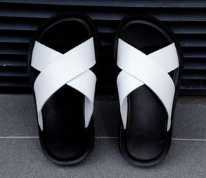 Summer Mens Slippers Men Leather Classic Roman Opentoed Slides Outdize عالي الجودة الصنادل الشاطئية
