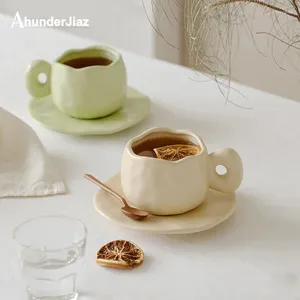 Tassen Ahunderjiaz Nordic Style Creme Farbe Keramik Kaffeetasse süße Familiengetränke Kindergeschenke Tasse und Untertassen -Set