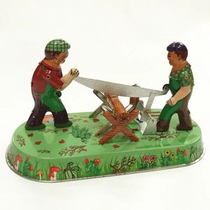 Rolig vuxensamling Retro Wind Up Toy Metal Tin Saw Woodworking Sawyer Man Mechanical Clockwork Toy Figures Model Kids Gift 240401