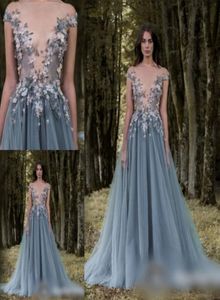 Fantastisk 3D Flower Applique aftonklänningar 2017 Sheer Neck Cap Sleeve Grey A Line Prom Dresses Paljetter Pärlad Tulle Floor Längd för 6411525