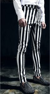 Pantaloni 2746 2023 Stripe verticali in bianco e nero pantaloni magri abbigliamento da uomo pantaloni casual slim costumi