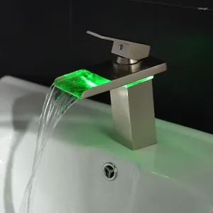 Waschbecken Wasserhähne gebürstet Nickel LED -Wasserhahngefäß Wasserfall Ein Griff/Lochdeck montiert