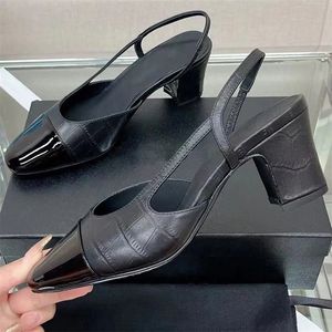 Женские сандалии на высоком каблуке дизайнер по взлетно -посадочной полосу