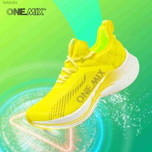 Athletic Shoes ONEMIX Carbon Fiber Board Running Shoes Traction shock Absorbing Sports Shoes Professional Marathon PB Racing Sports Shoes C240412