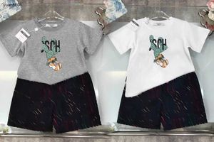 인기있는 베이비 트랙 슈트 소년 짧은 슬리브 슈트 아이 디자이너 옷 크기 100-150 cm 티 셔츠 및 화려한 줄무늬 인쇄 반바지 24april
